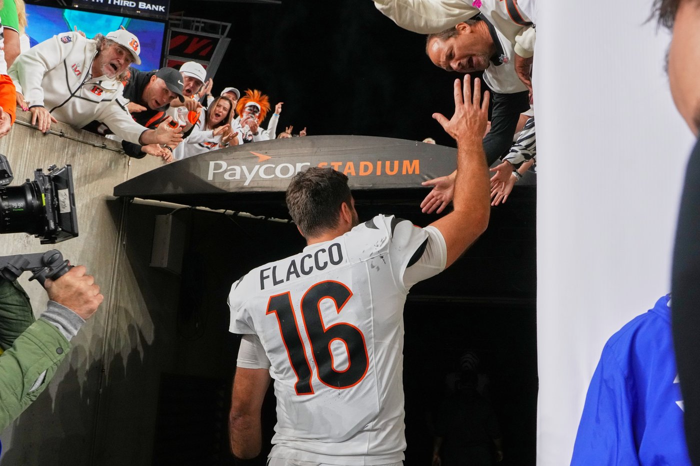 Flacco rallies Bengals past Rodgers and Steelers 33-31 in battle of 40-year-old QBs | iNFOnews.ca Flacco rallies Bengals past Rodgers and Steelers 33-31 in battle of 40-year-old QBs | iNFOnews.ca