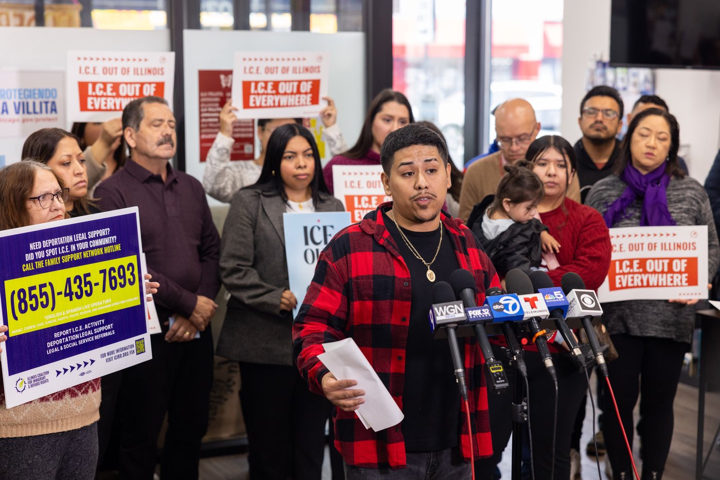 Suburban Chicago dad headed to store with toddler says they were pepper-sprayed by federal agents | iNFOnews.ca