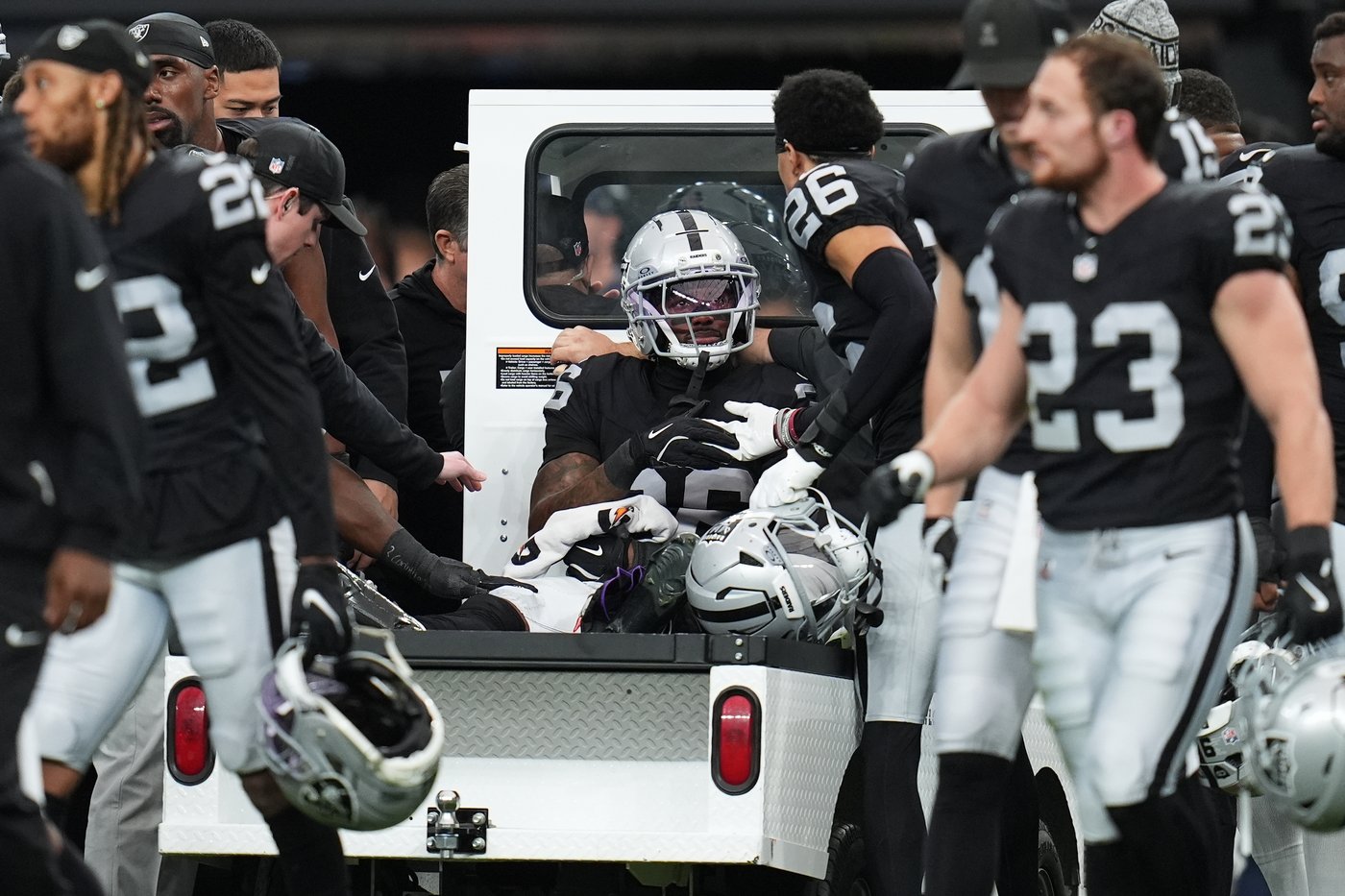 Broncos beat Raiders 24-17 to extend winning streak to 10 games as Geno Smith injured | iNFOnews.ca Broncos beat Raiders 24-17 to extend winning streak to 10 games as Geno Smith injured | iNFOnews.ca