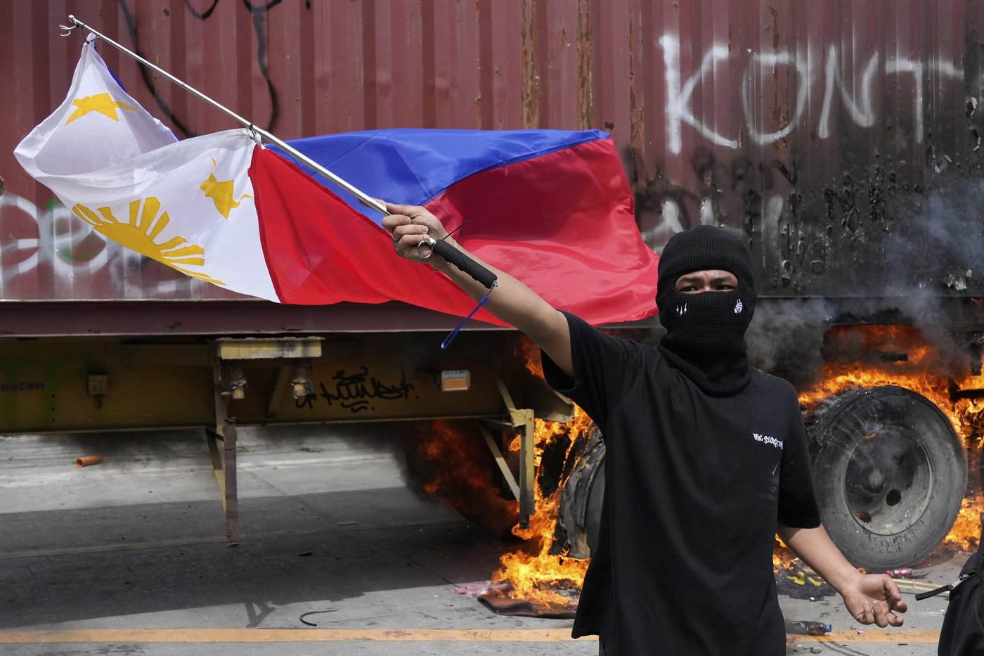 Philippine police arrested dozens after a violent clash near presidential palace, in photos | iNFOnews.ca