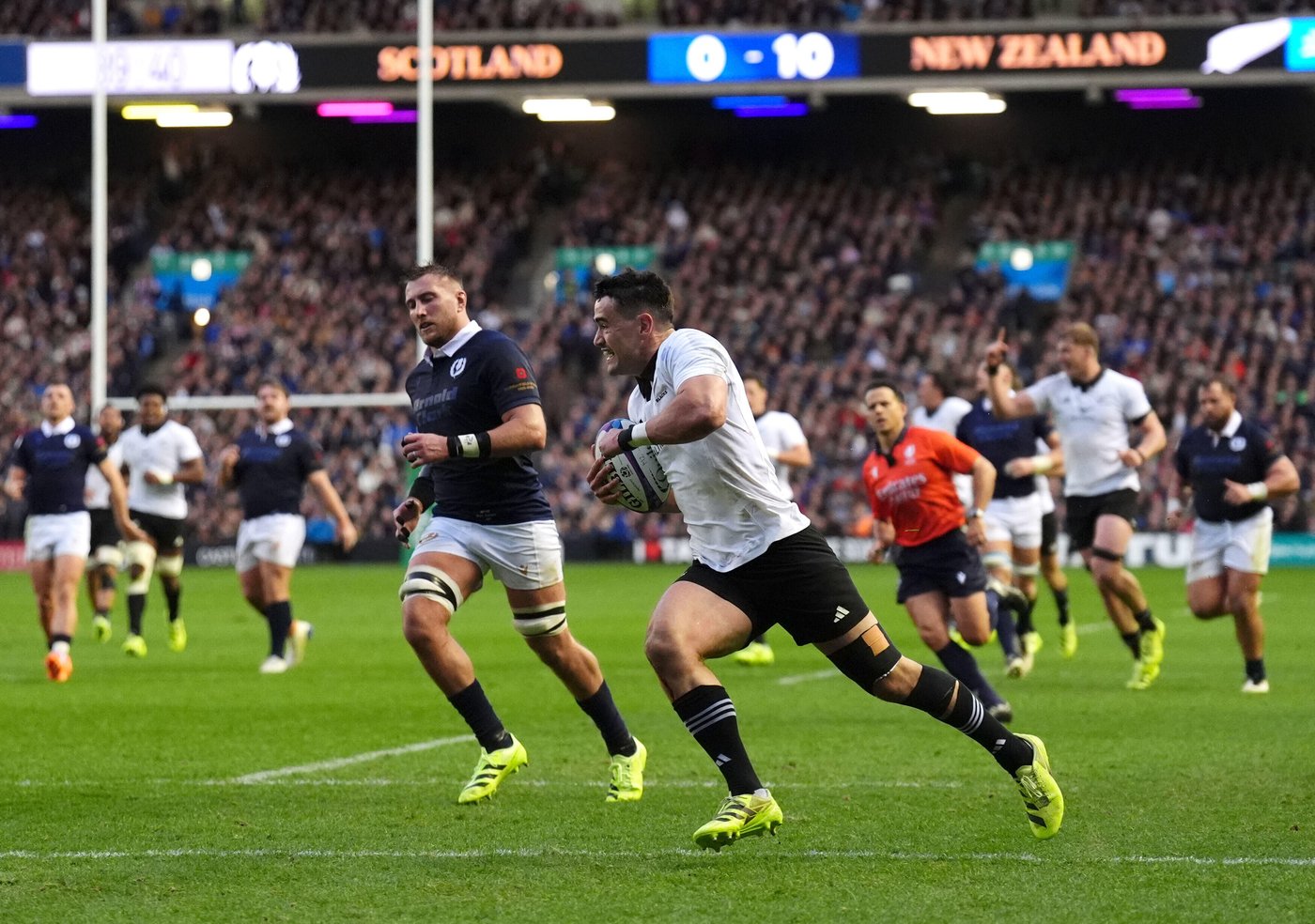 All Blacks overcome three yellow cards to stay unbeaten against Scotland | iNFOnews.ca All Blacks overcome three yellow cards to stay unbeaten against Scotland | iNFOnews.ca