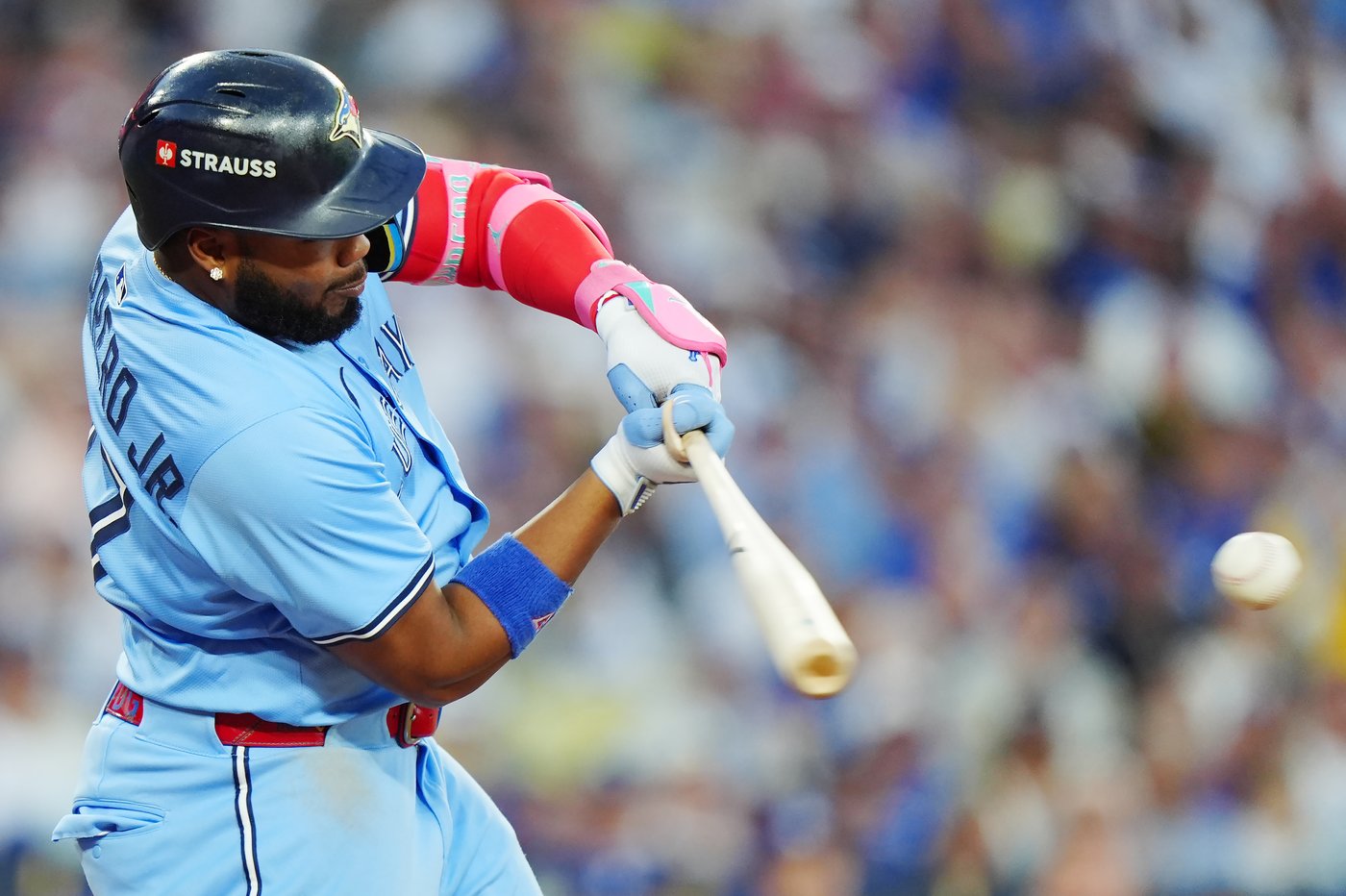 Photo Gallery: Blue Jays beat Dodgers 6-2 in Game 4 to tie Series | iNFOnews.ca
