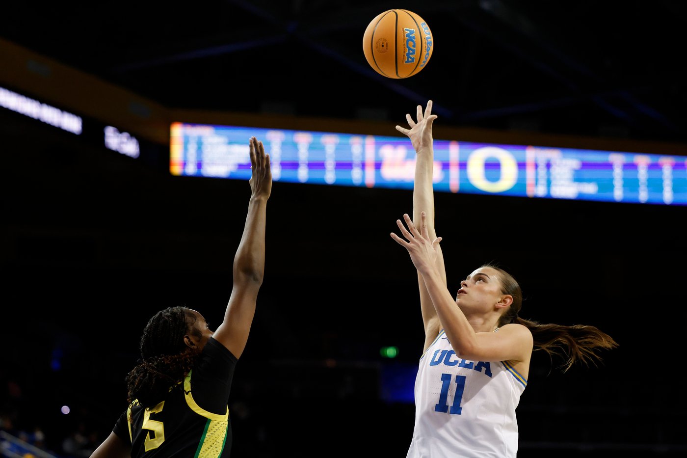 Lauren Betts leads No. 4 UCLA to 80-59 rout of Oregon in Big Ten opener | iNFOnews.ca