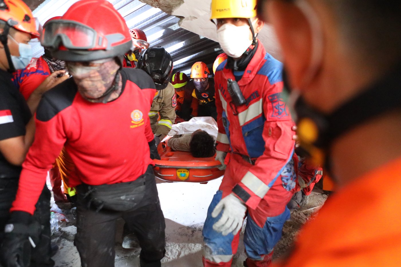 Indonesian rescuers race to find dozens of students in rubble of collapsed school | iNFOnews.ca