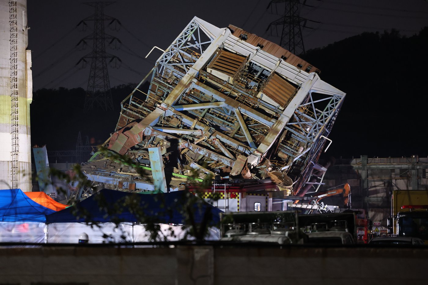 Collapse at retired South Korean power plant leaves at least 3 dead, 2 others presumed dead | iNFOnews.ca Collapse at retired South Korean power plant leaves at least 3 dead, 2 others presumed dead | iNFOnews.ca