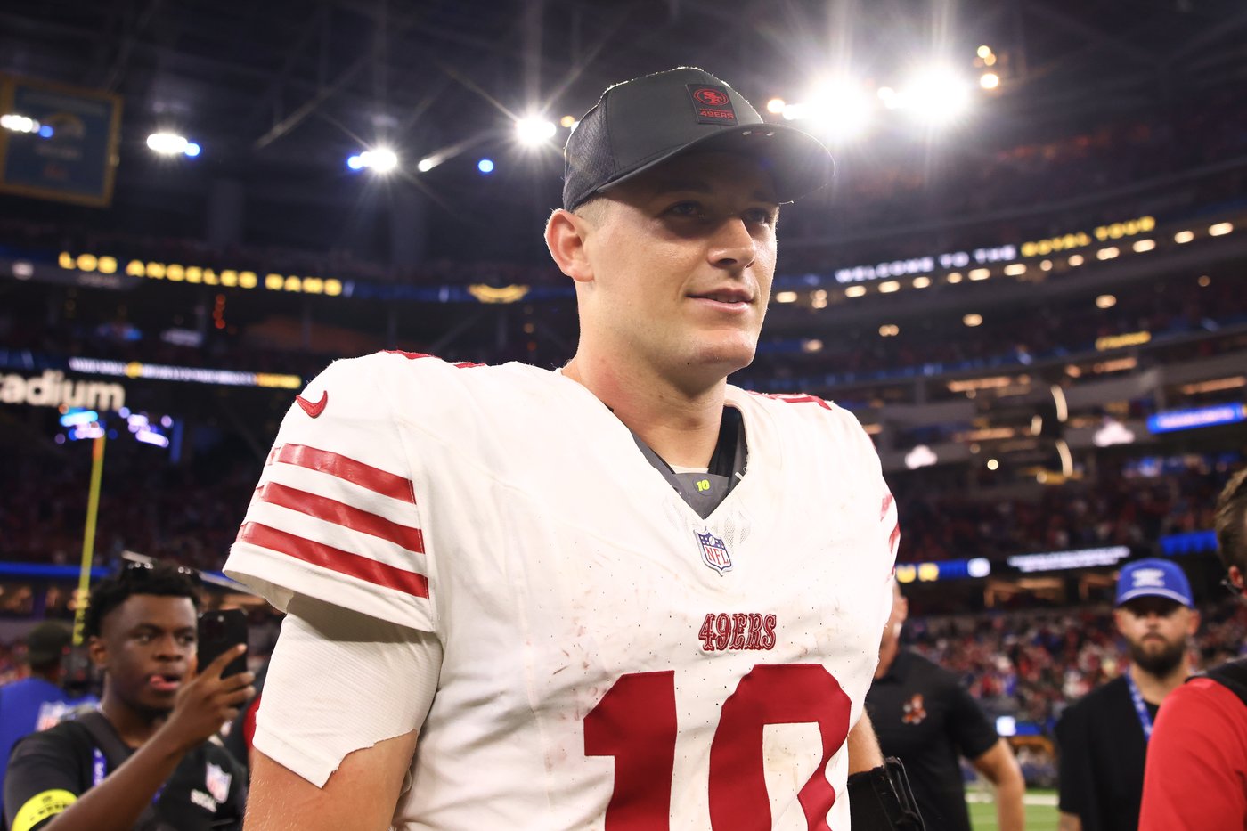 Mac Jones returns after 49ers QB appears to hurt his left knee against Rams | iNFOnews.ca