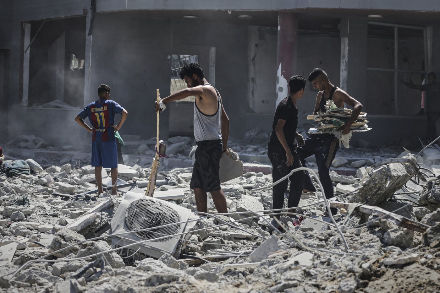 Israel strikes high-rise building and threatens to hit more in Gaza City offensive | iNFOnews.ca