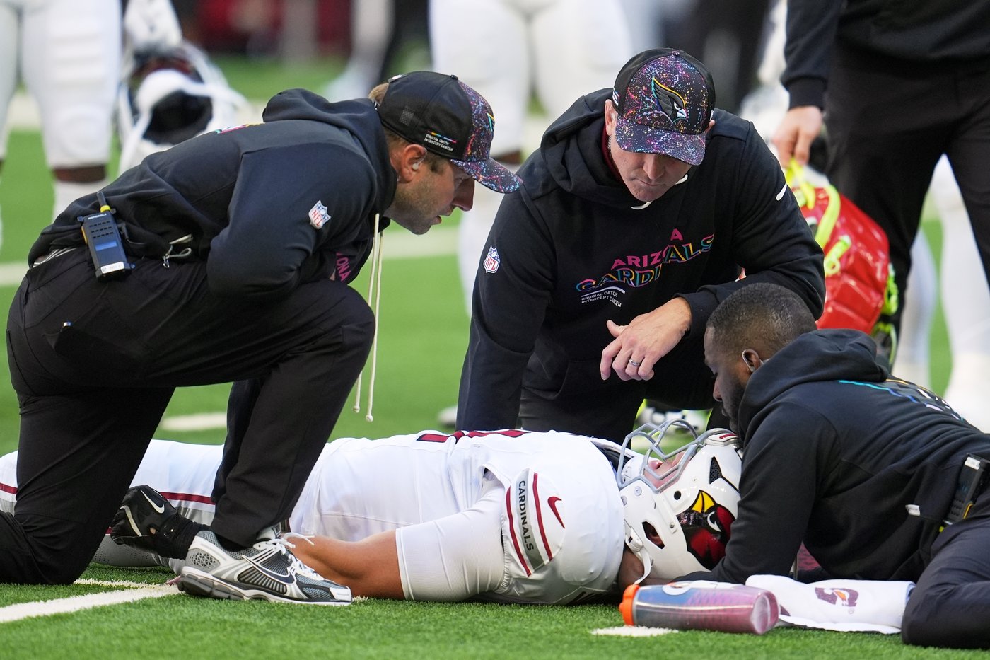 Cardinals lose tight end Travis Vokolek with a neck injury in first quarter of Colts game | iNFOnews.ca