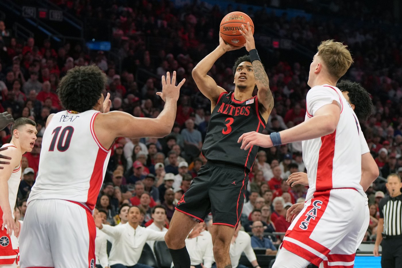 Awaka grabs 15 rebounds as No. 1 Arizona shuts down San Diego State for 68-45 win in Phoenix | iNFOnews.ca