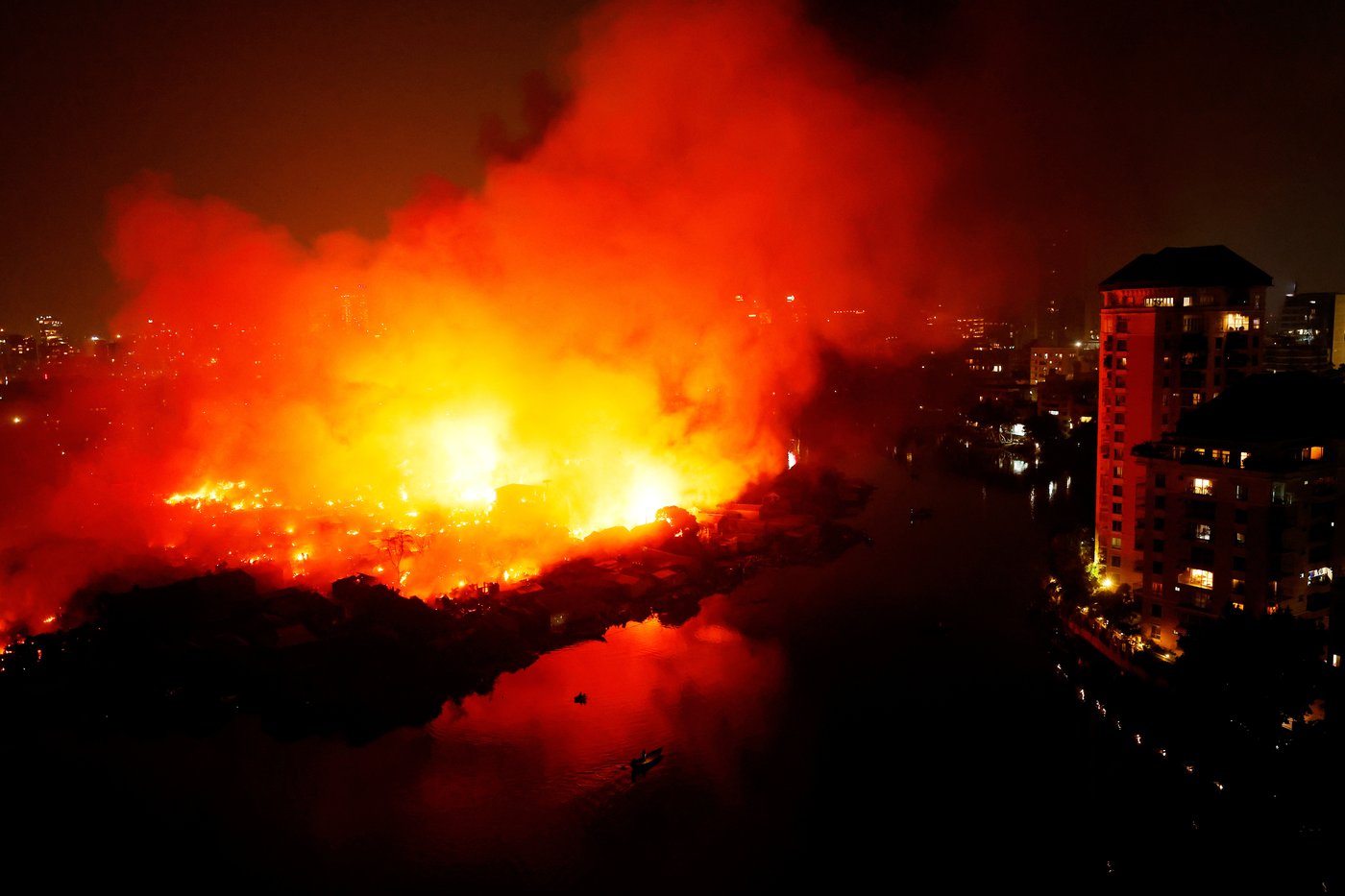 A devastating fire destroys a crowded slum and leaves thousands homeless in Bangladesh capital | iNFOnews.ca A devastating fire destroys a crowded slum and leaves thousands homeless in Bangladesh capital | iNFOnews.ca