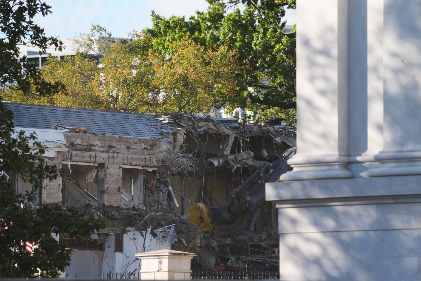 The White House starts demolishing part of the East Wing to build Trump's ballroom | iNFOnews.ca The White House starts demolishing part of the East Wing to build Trump's ballroom | iNFOnews.ca