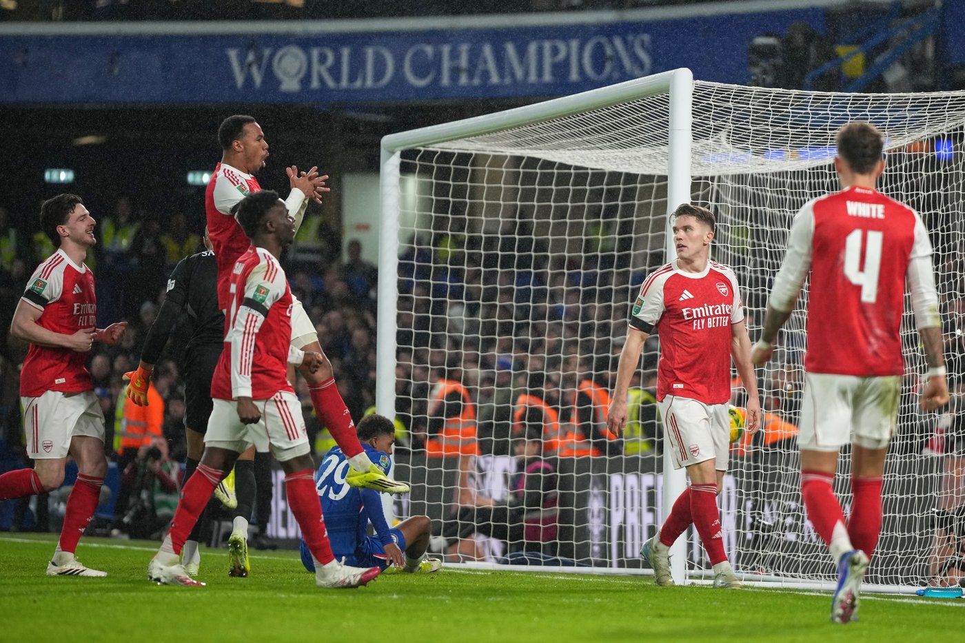 Arsenal feasts on Sanchez mistakes to set up 3-2 win over Chelsea in League Cup semifinals | iNFOnews.ca