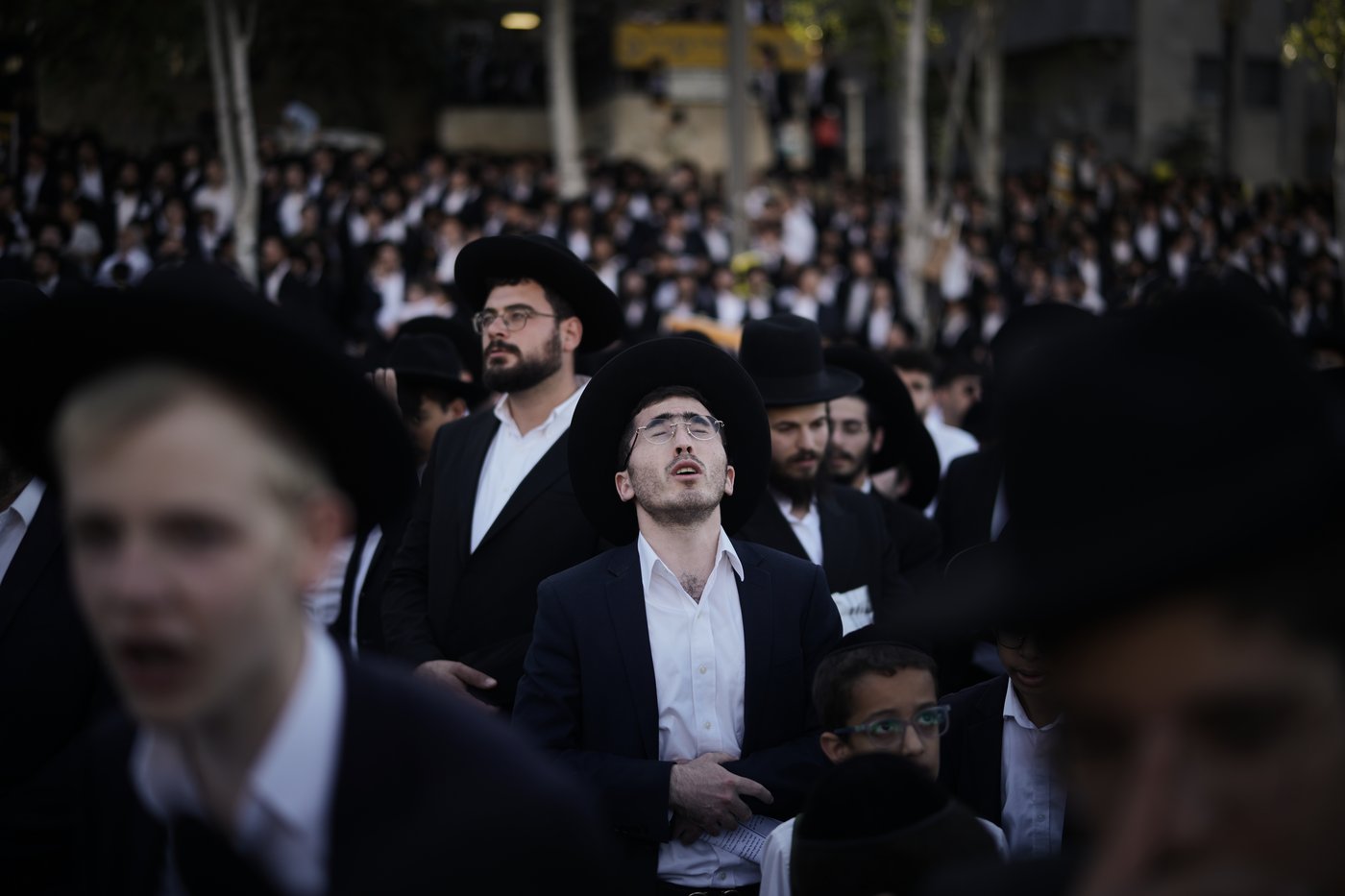 Photos show thousands of ultra-Orthodox men protesting military draft shut down Jerusalem | iNFOnews.ca