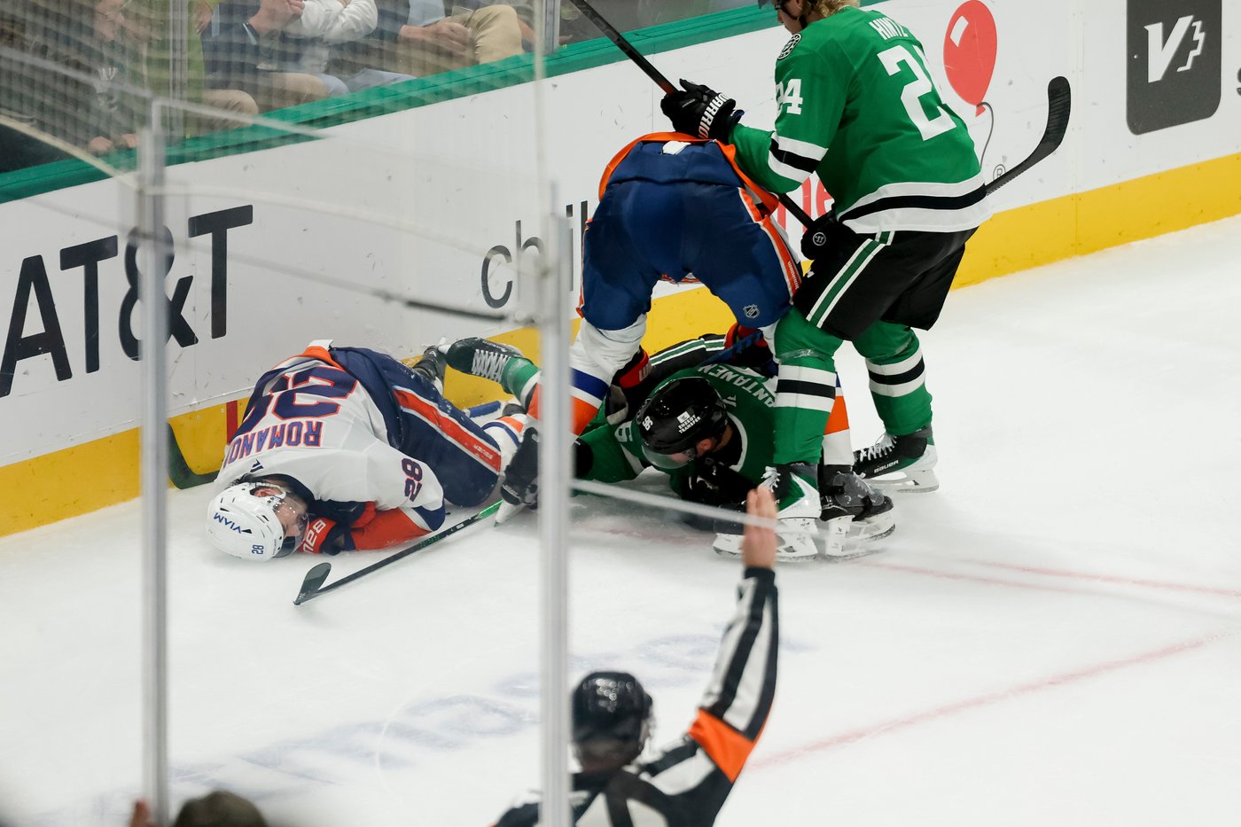 Islanders defenseman Alexander Romanov out 5 to 6 months after shoulder surgery | iNFOnews.ca