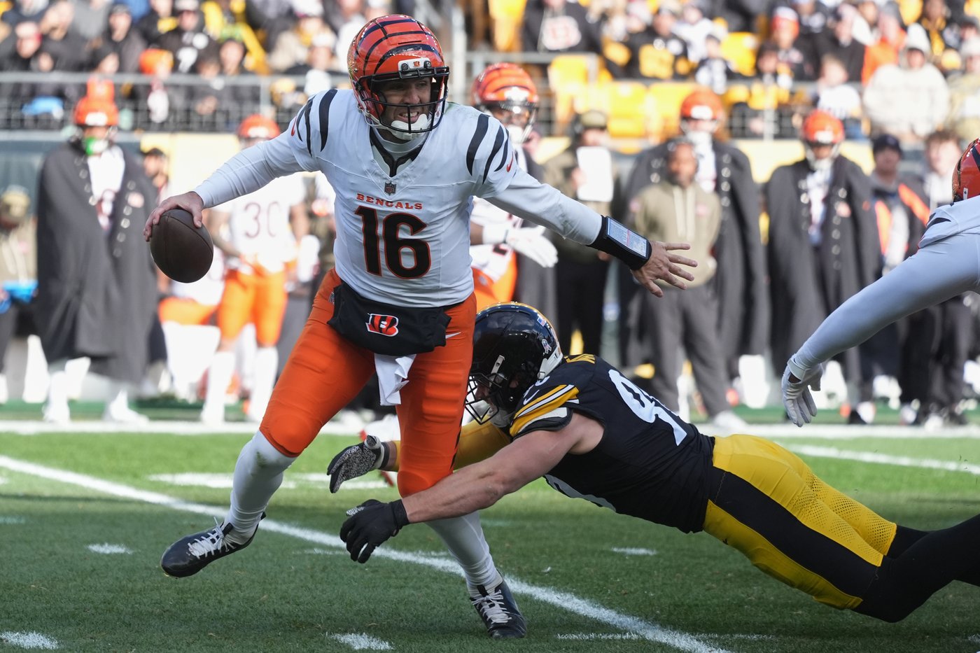 Steelers run past Bengals 34-12 but lose Aaron Rodgers to a left wrist injury | iNFOnews.ca Steelers run past Bengals 34-12 but lose Aaron Rodgers to a left wrist injury | iNFOnews.ca
