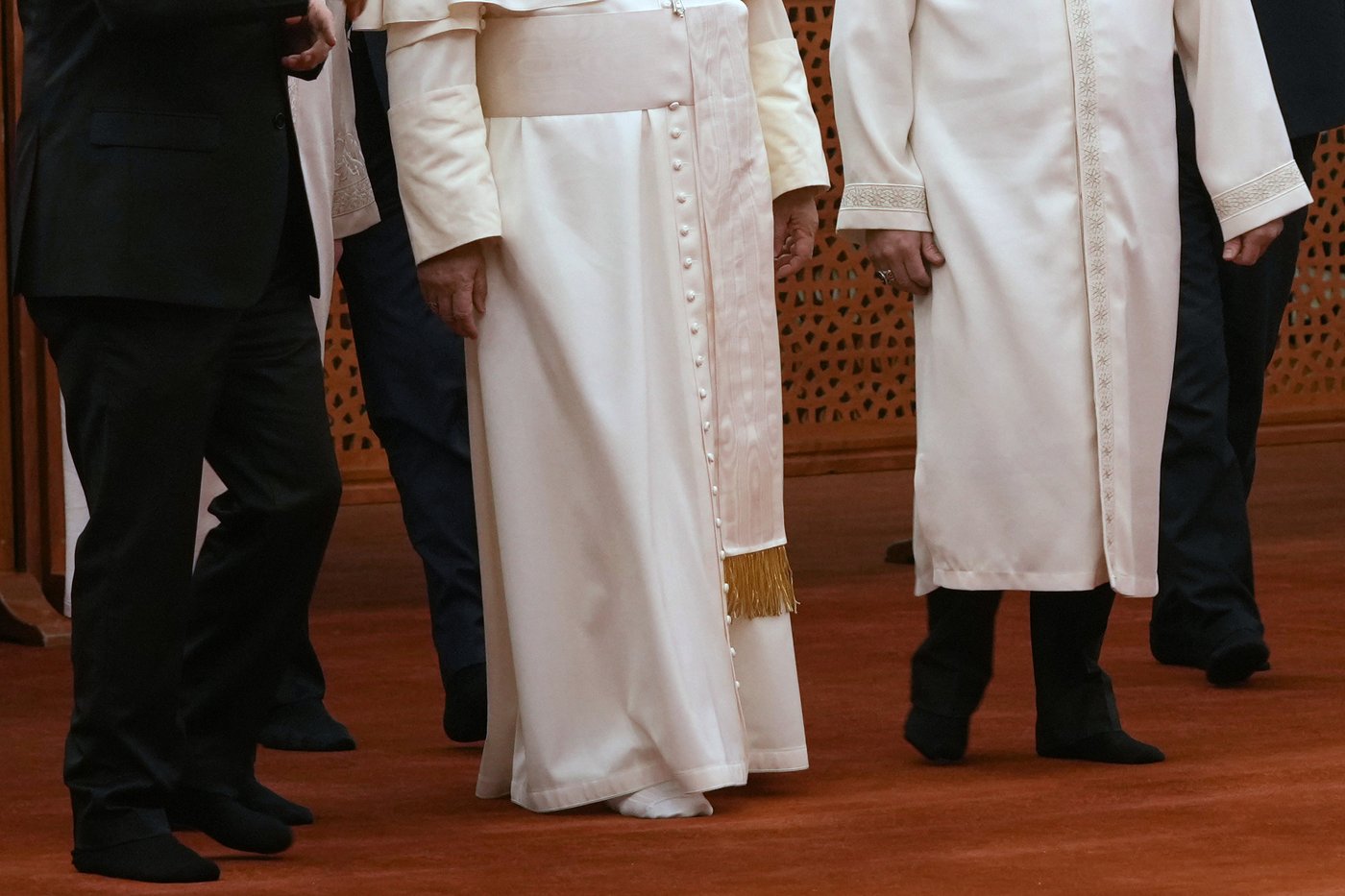 Pope visits Istanbul's Blue Mosque at start of day of meetings with Turkey's religious leaders | iNFOnews.ca