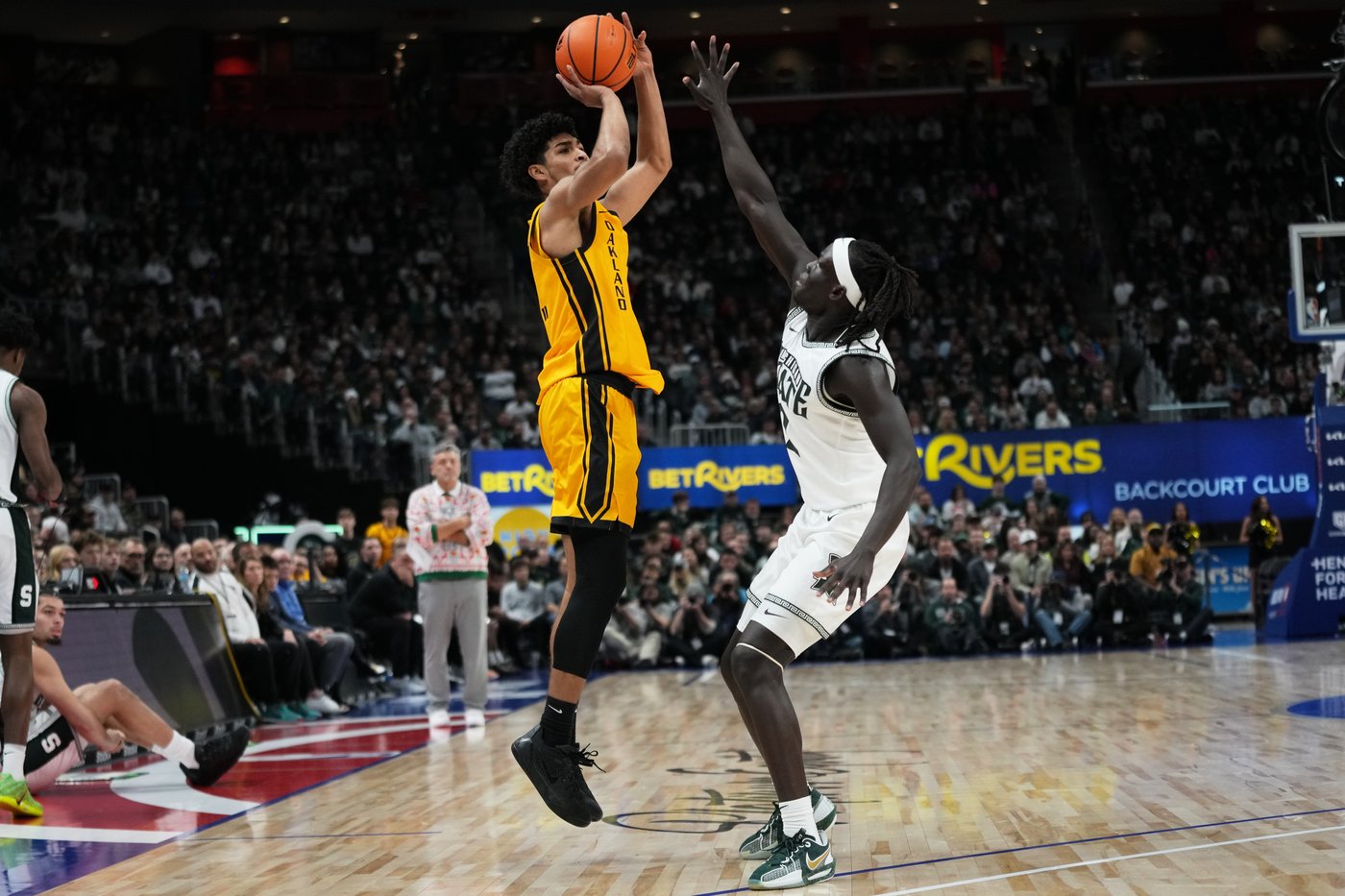 No. 9 Michigan State beats Oakland 79-70 as Tom Izzo and Greg Kampe don custom holiday sweaters | iNFOnews.ca