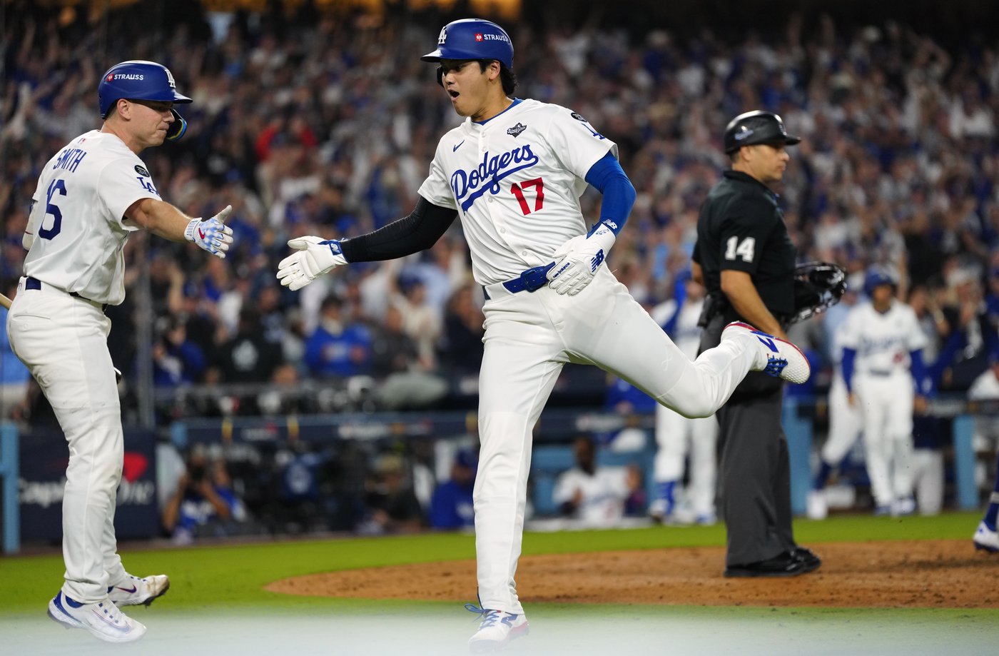 Photo Gallery: Dodgers outlast Jays 6-5 in 18-inning marathon World Series Game 3 | iNFOnews.ca