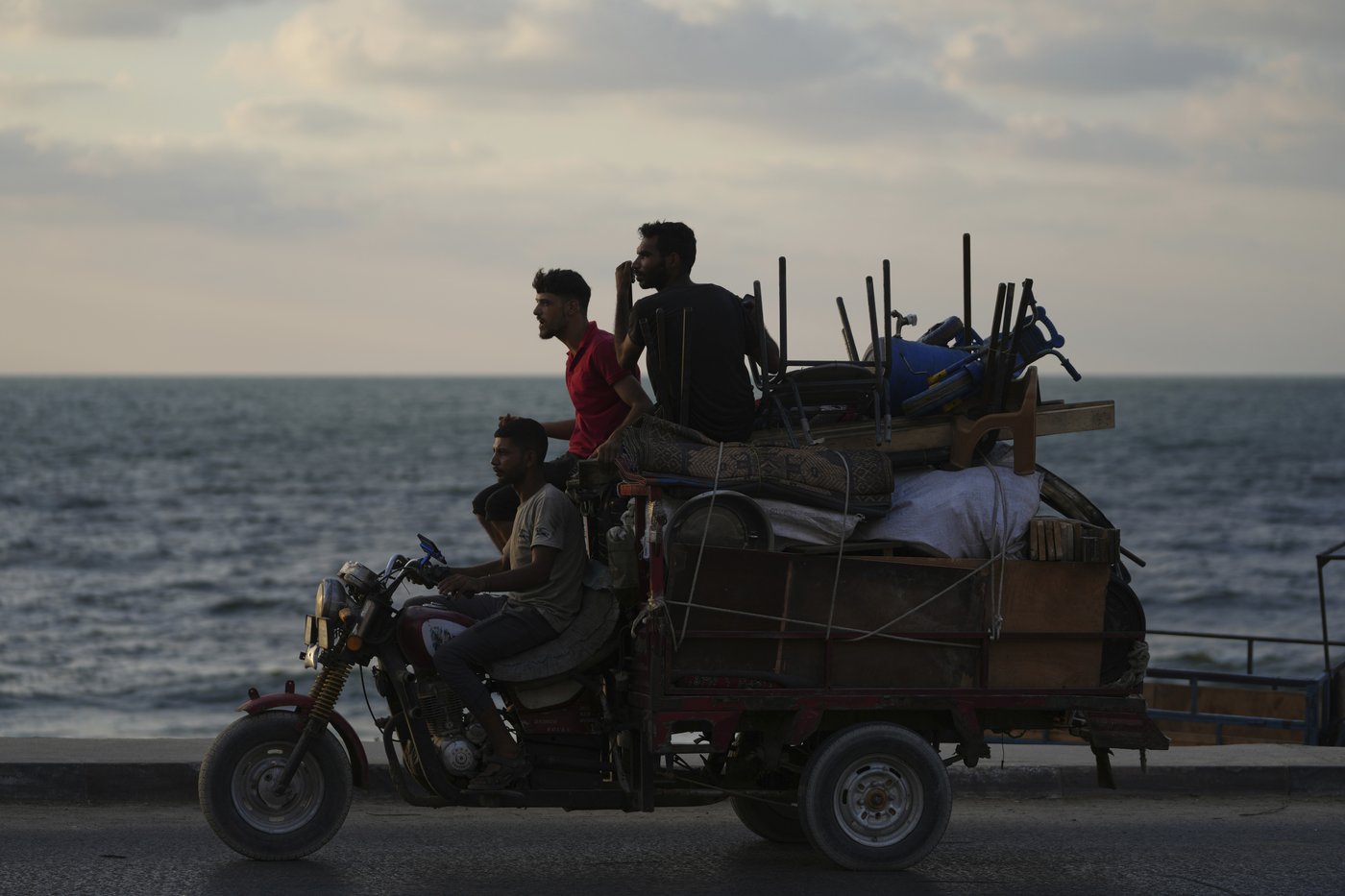 Israel calls on famine-stricken residents to flee and targets more high-rises in Gaza City | iNFOnews.ca Israel calls on famine-stricken residents to flee and targets more high-rises in Gaza City | iNFOnews.ca