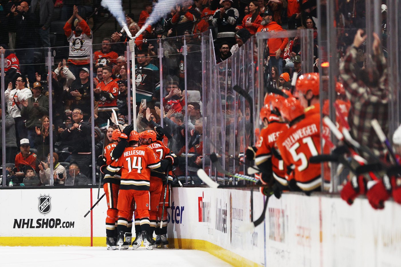 Seth Jarvis scores twice and the Carolina Hurricanes stay unbeaten, beating the Ducks 4-1 | iNFOnews.ca Seth Jarvis scores twice and the Carolina Hurricanes stay unbeaten, beating the Ducks 4-1 | iNFOnews.ca