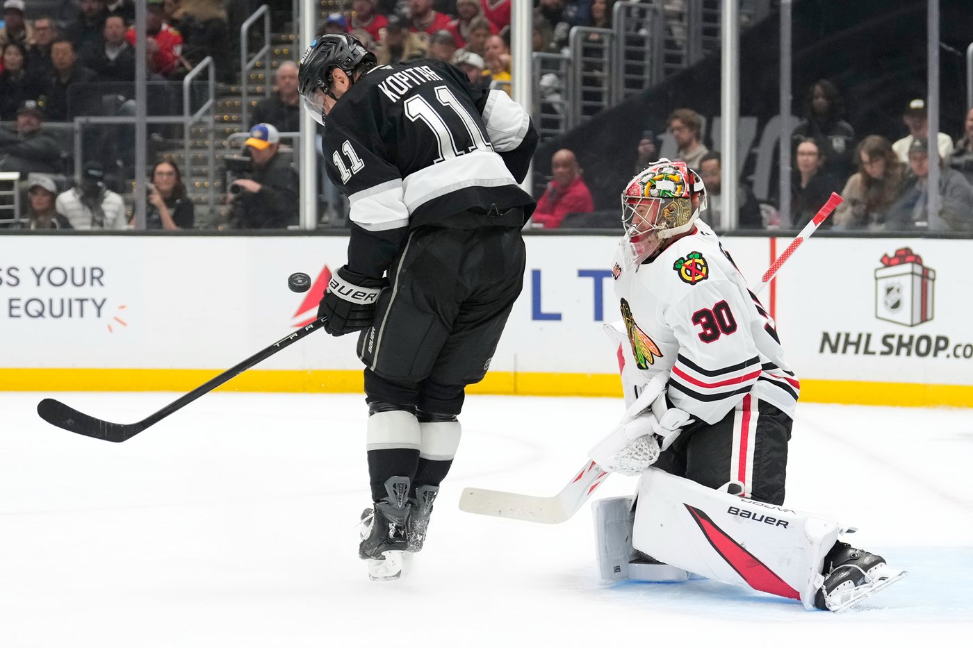 Connor Bedard scores for 3rd straight game, Blackhawks hold off Kings 2-1 | iNFOnews.ca