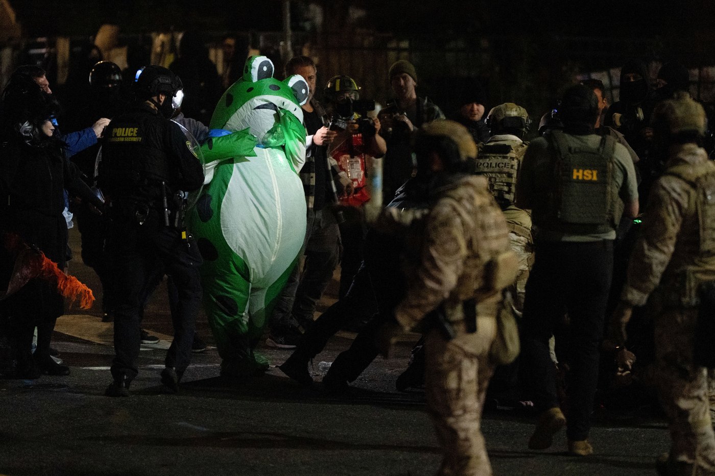 Inflatable costumes used to deflate tensions at rallies against Trump, in photos | iNFOnews.ca