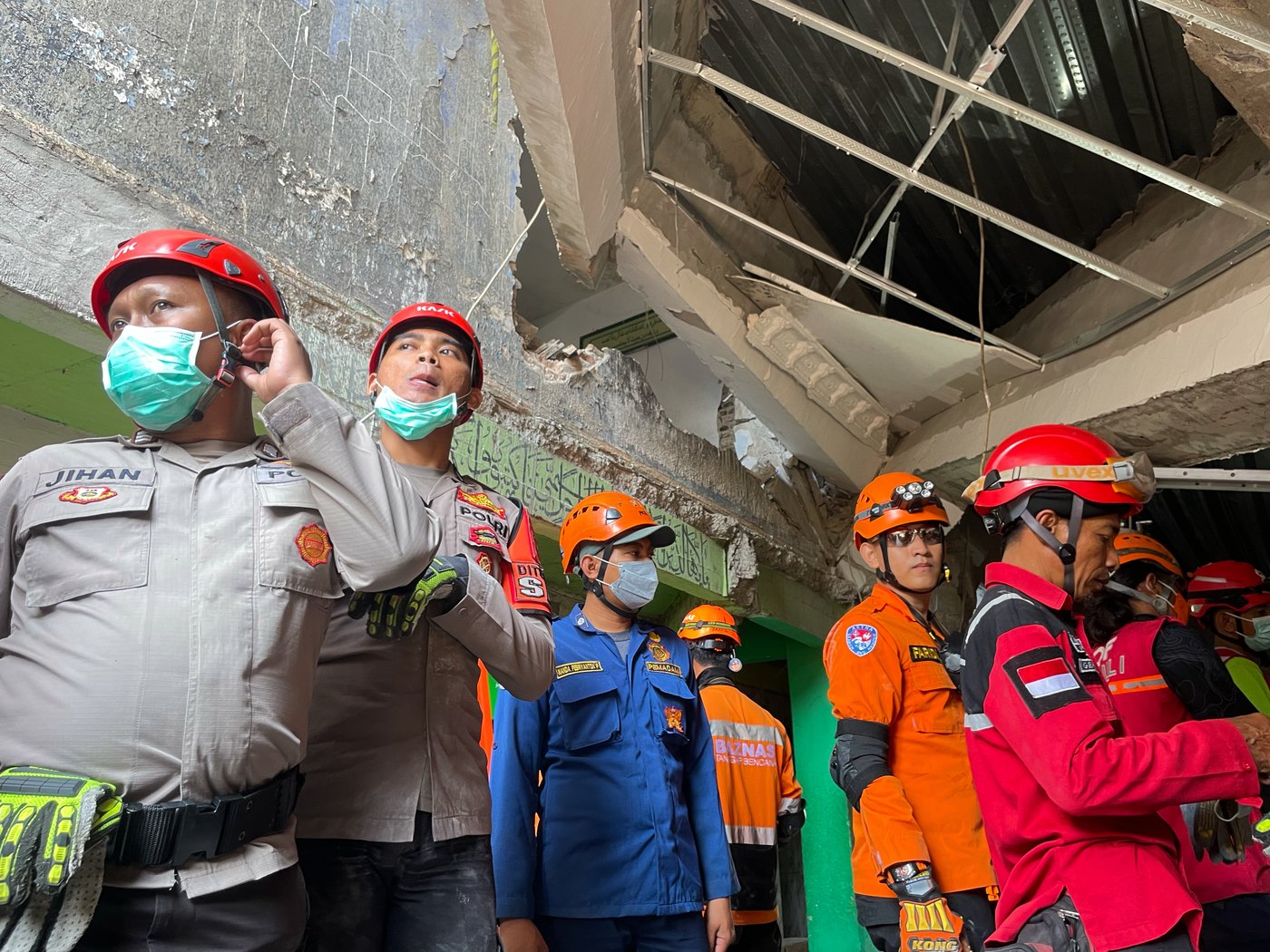 Indonesian rescuers race to find dozens of students in rubble of collapsed school | iNFOnews.ca