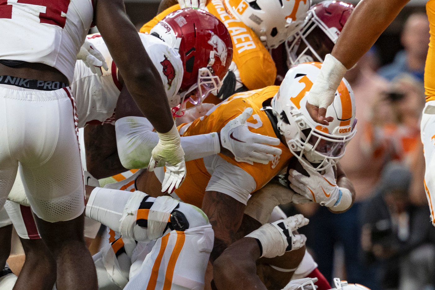DeSean Bishop runs for 146 yards and a TD to lead No. 12 Tennessee past Arkansas, 34-31 | iNFOnews.ca