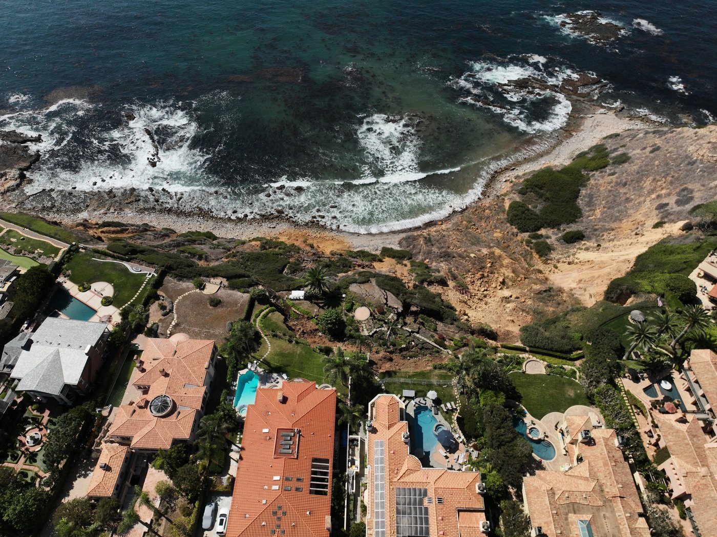 Hundreds of feet of coastal bluff in California fell toward the ocean in landslide-stricken town | iNFOnews.ca