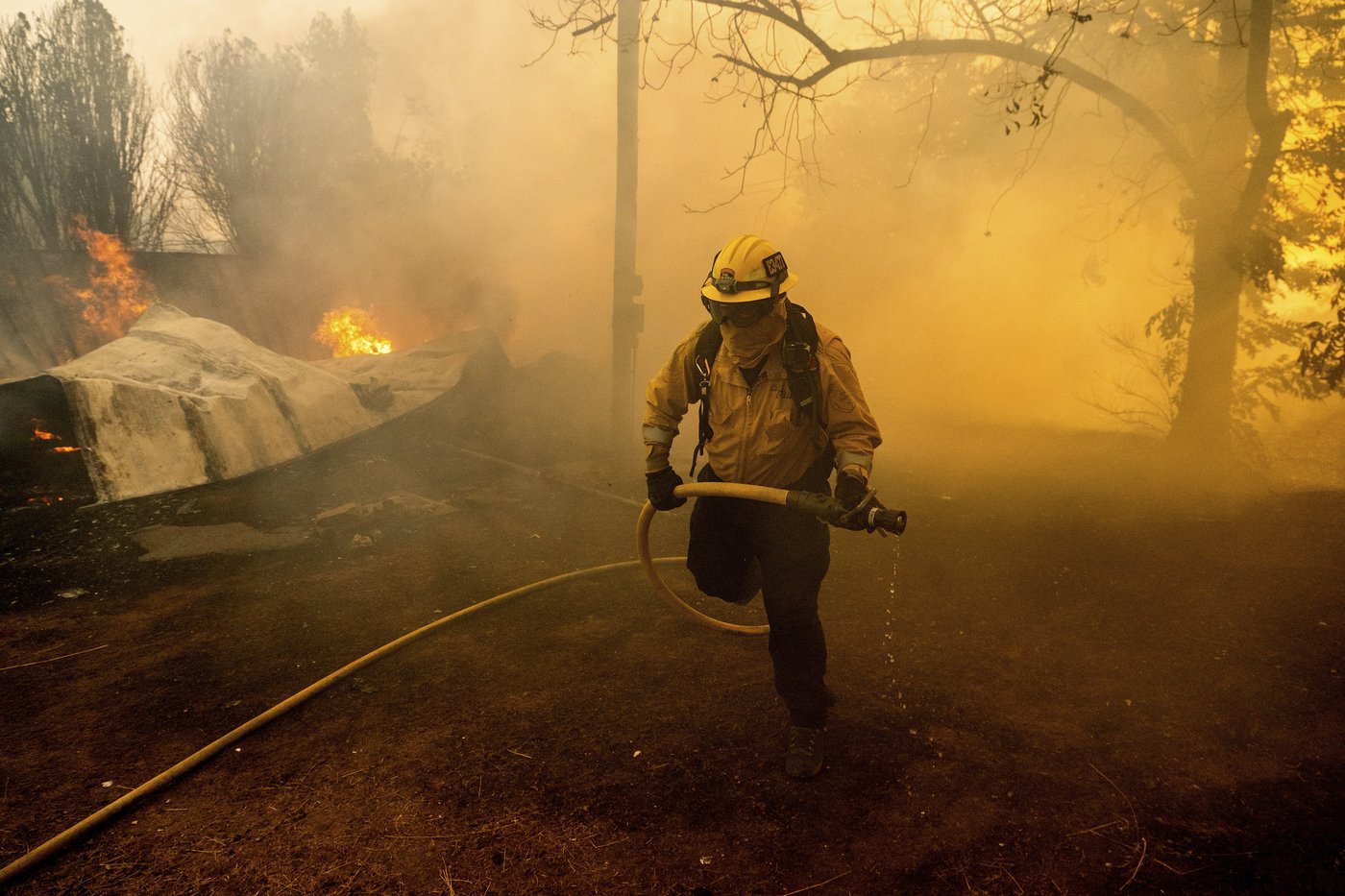 A wildfire sweeps through a historic California gold-mining town in photos | iNFOnews.ca