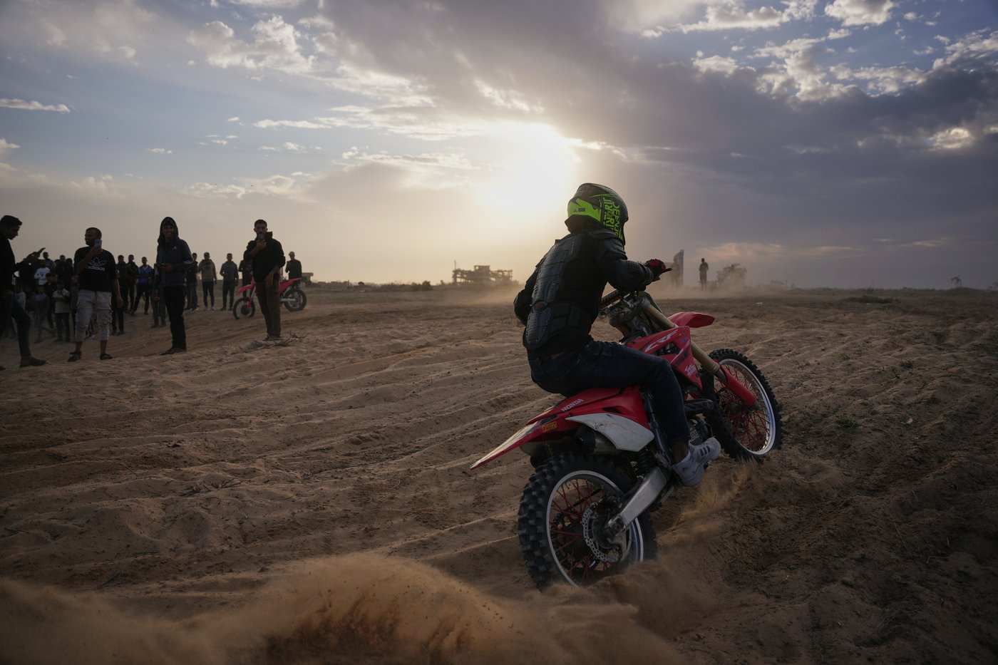 Photos of youths roaring over Gaza sand dunes in a return to prewar tradition | iNFOnews.ca