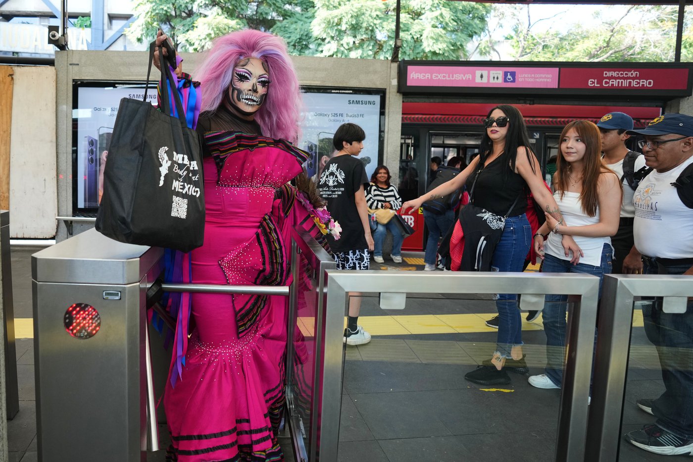 LGBTQ+ collective walks in Mexico City's Catrinas march ahead of Day of the Dead celebrations | iNFOnews.ca LGBTQ+ collective walks in Mexico City's Catrinas march ahead of Day of the Dead celebrations | iNFOnews.ca