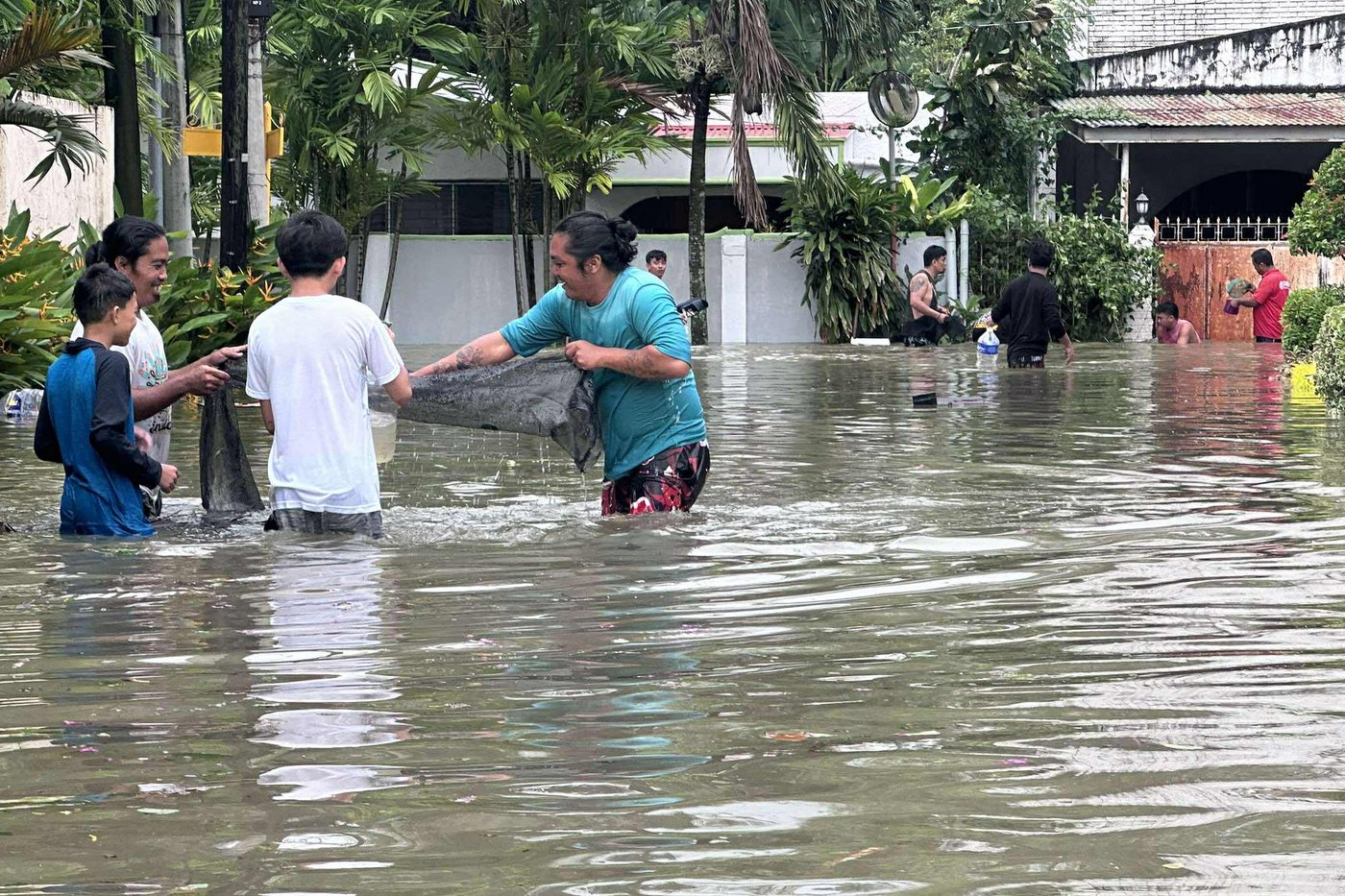 Typhoon Kalmaegi moves across central Philippines, leaving at least 1 dead and setting off floods | iNFOnews.ca Typhoon Kalmaegi moves across central Philippines, leaving at least 1 dead and setting off floods | iNFOnews.ca