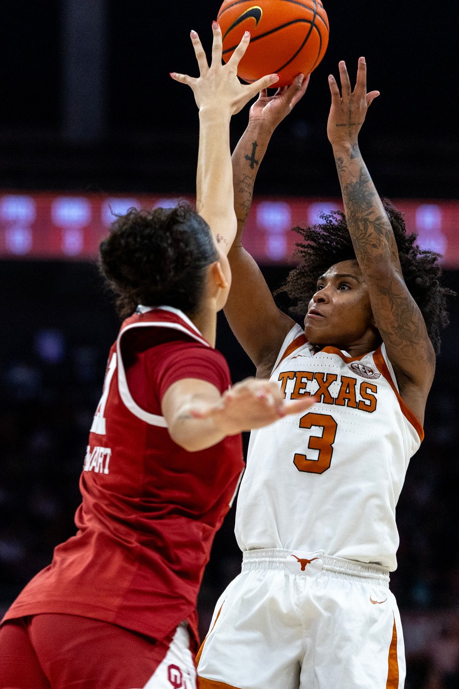 Booker, Carlton score 16 each as No. 4 Texas beats No. 10 Oklahoma 78-70 | iNFOnews.ca