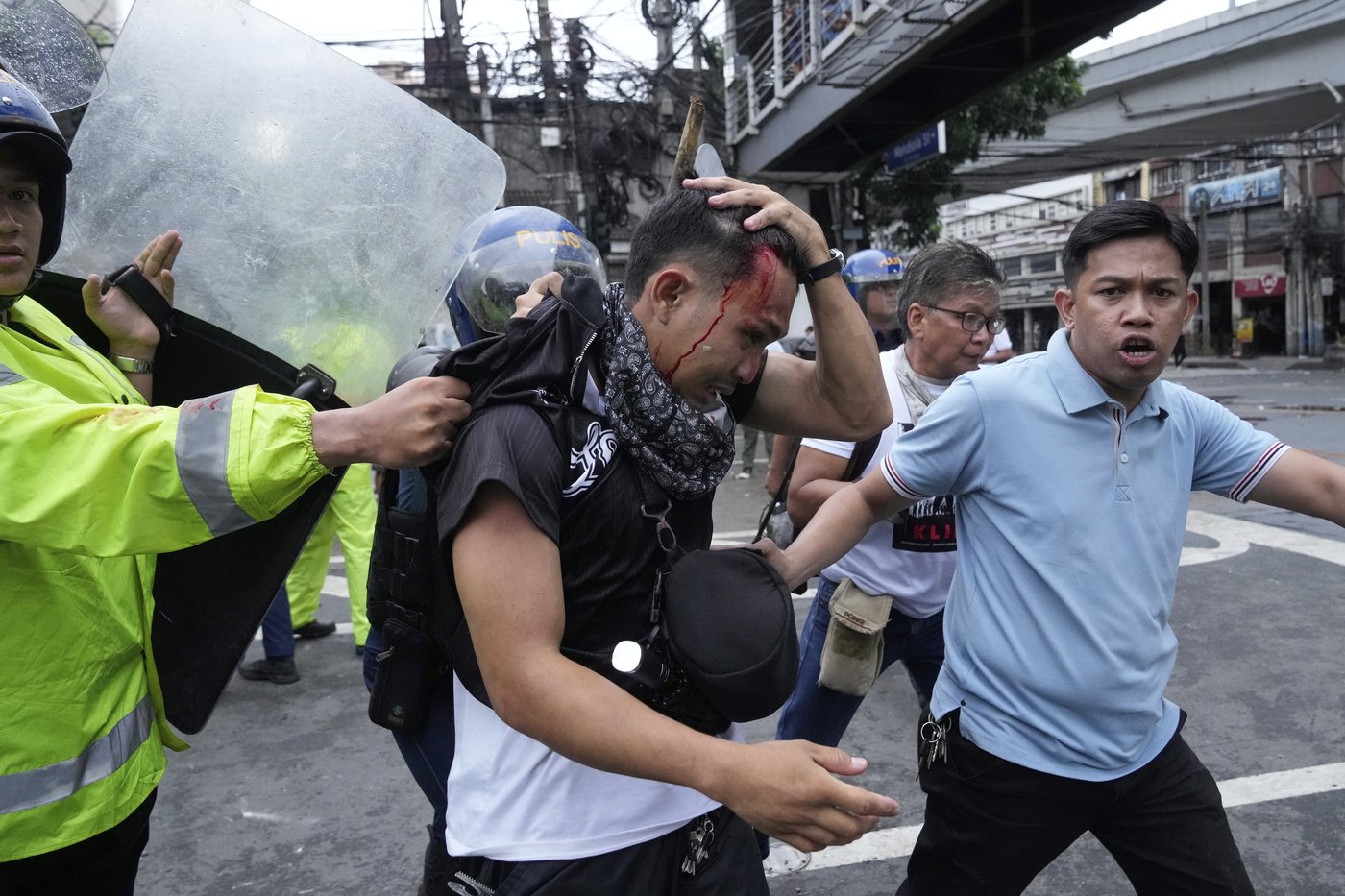Philippine police arrested dozens after a violent clash near presidential palace, in photos | iNFOnews.ca