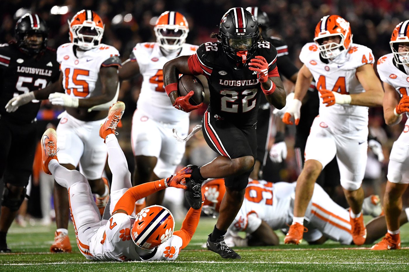 Clemson sneaks past Louisville 20-19 despite botched punt snap and goal-line stand | iNFOnews.ca Clemson sneaks past Louisville 20-19 despite botched punt snap and goal-line stand | iNFOnews.ca