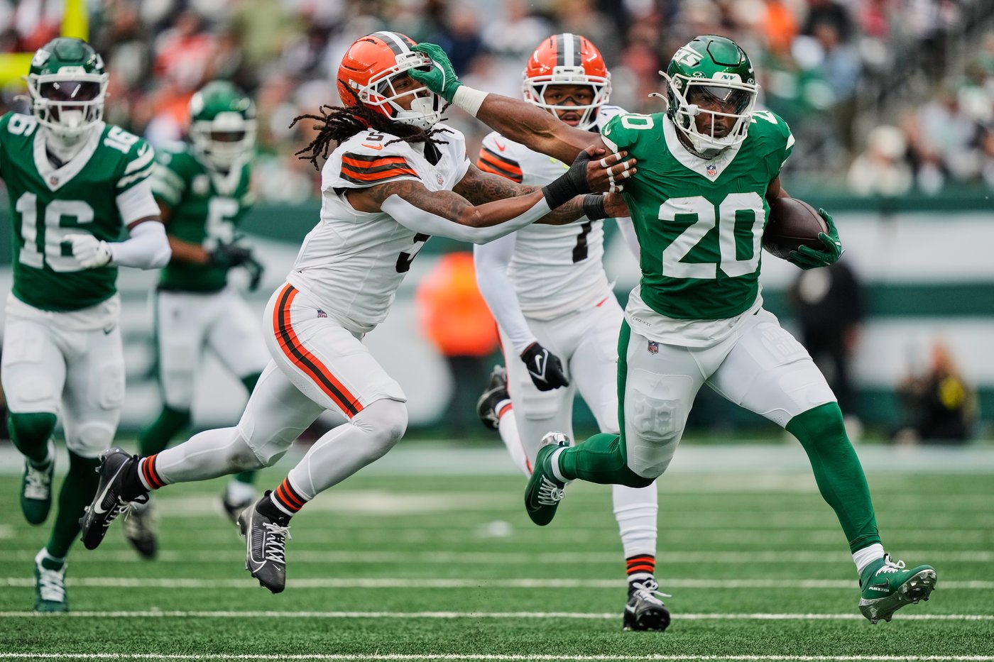 Jets have won 2 in a row, but the quarterback question remains a hot, mostly unanswered topic | iNFOnews.ca