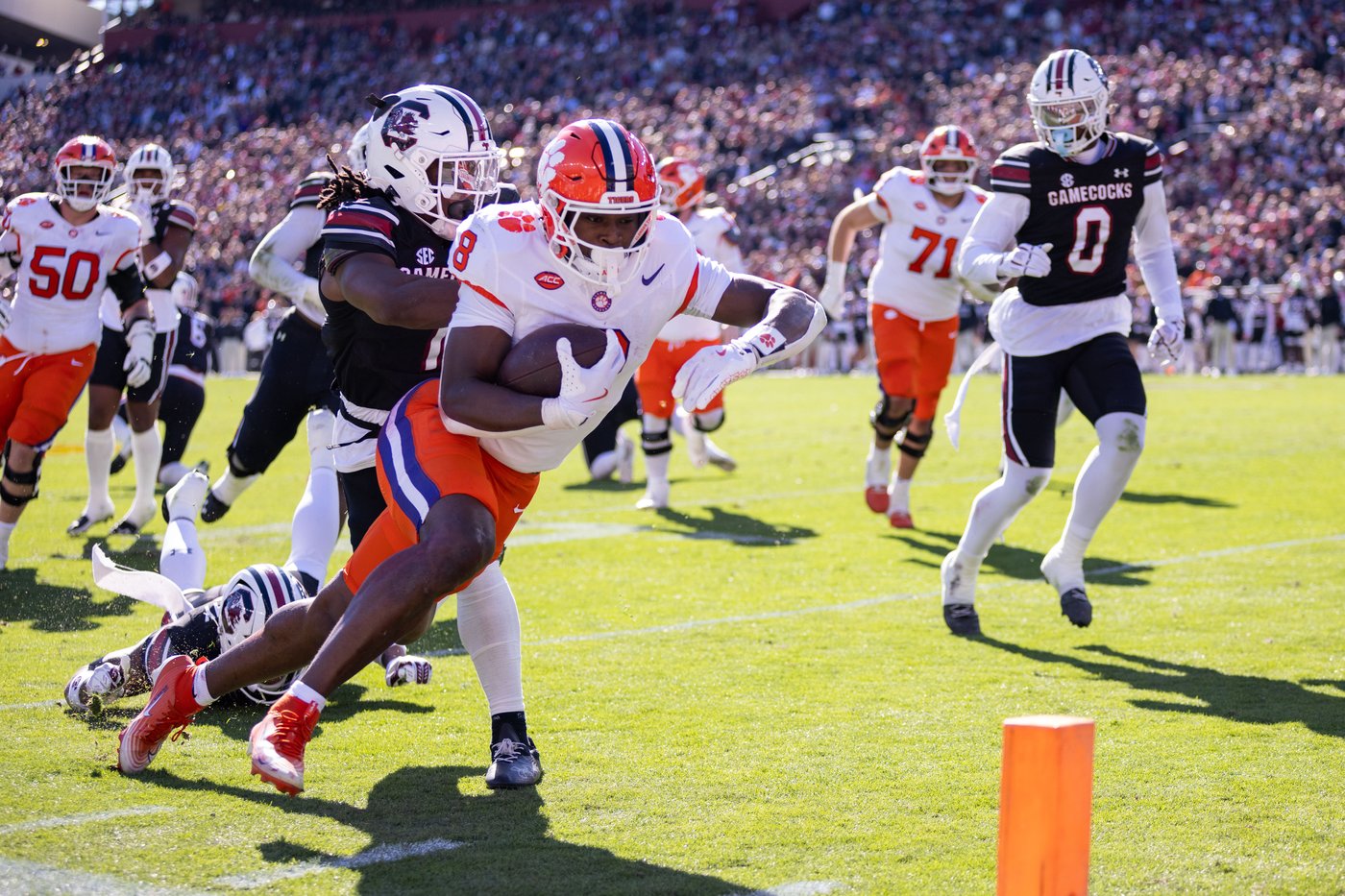 Klubnik's TD run, Jones' 2 picks lead Clemson to 4th straight win, 28-14 over South Carolina | iNFOnews.ca