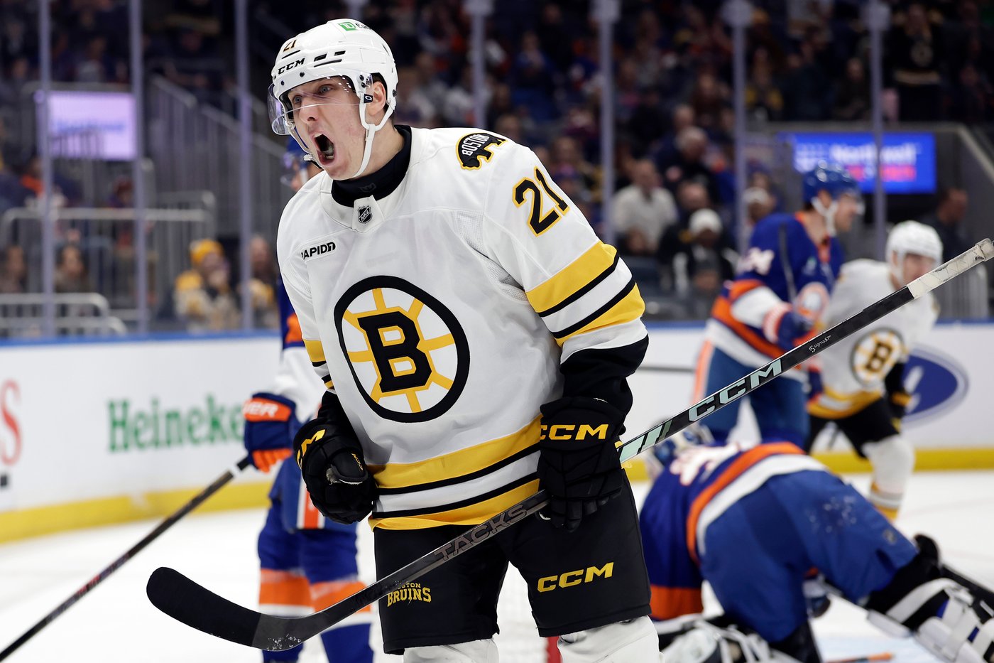 Alex Steeves scores twice as Bruins defeat Islanders 3-1 | iNFOnews.ca