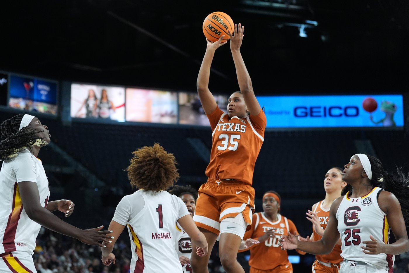 Harmon's last-second basket lifts No. 4 Texas women over No. 2 South Carolina for Players Era title | iNFOnews.ca