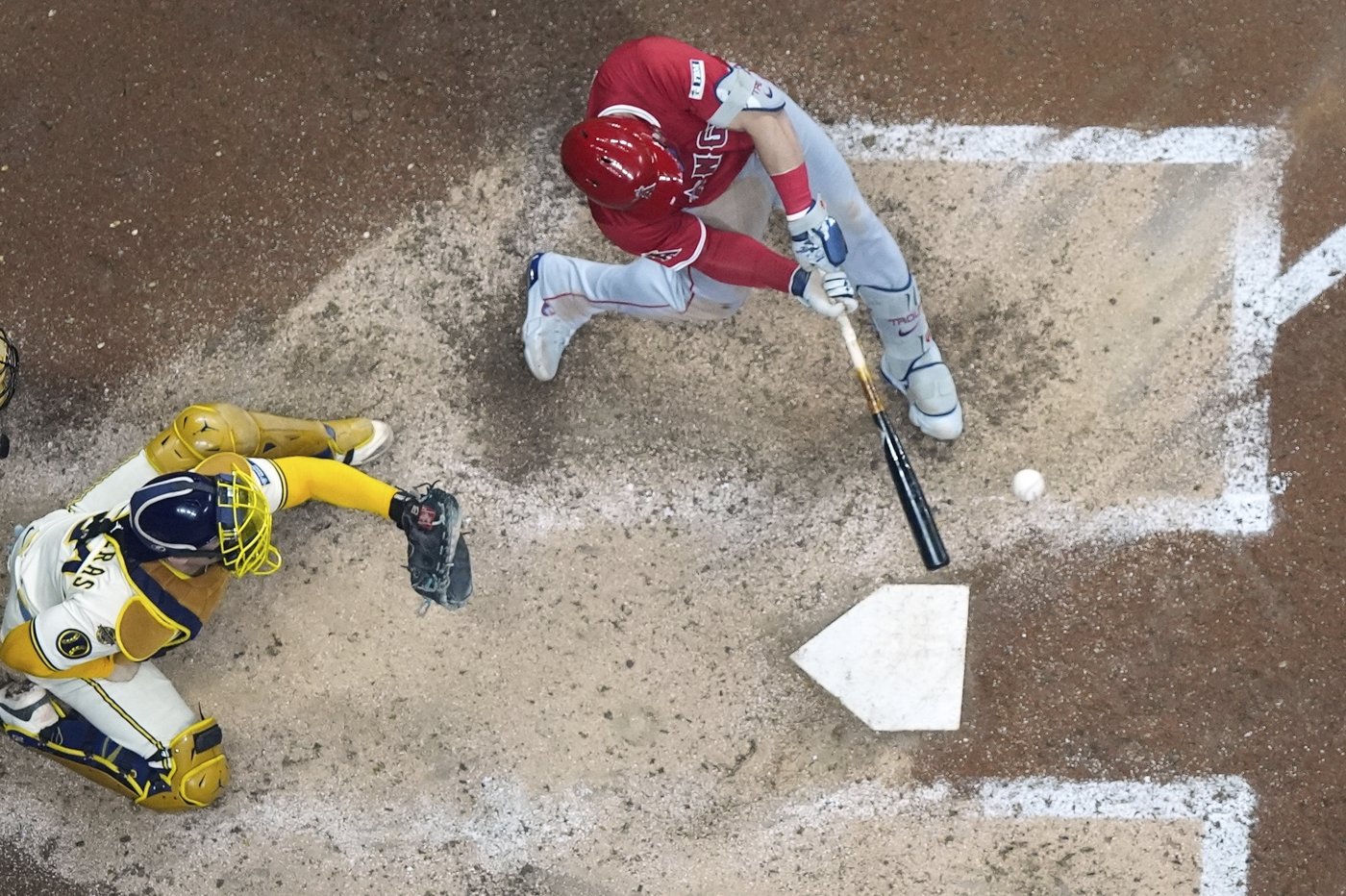 Yelich gets his 100th RBI as Brewers beat Angels 5-2 to complete sweep | iNFOnews.ca