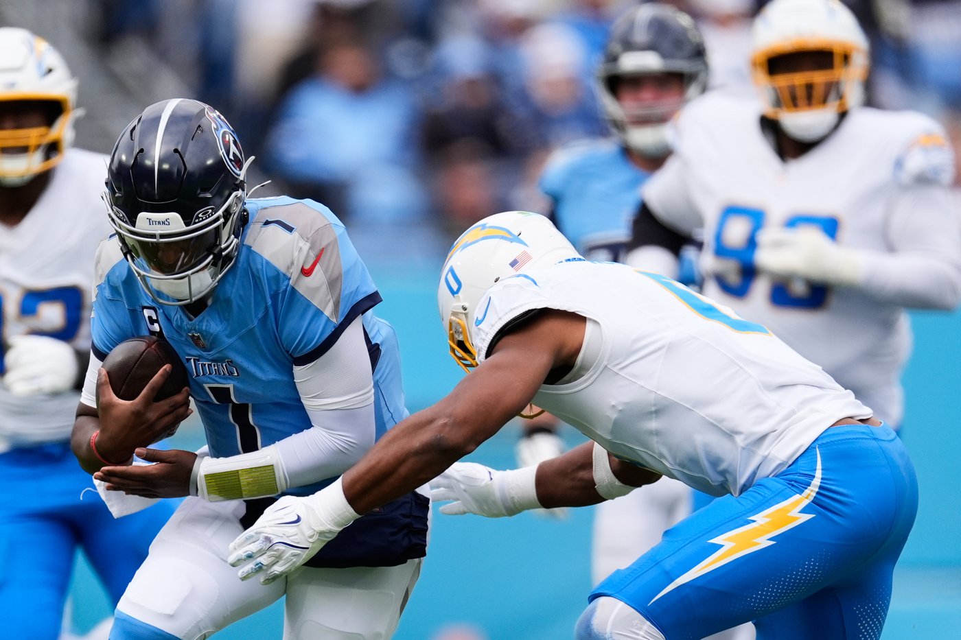 Chargers' Daiyan Henley plays through grief after brother's shooting death | iNFOnews.ca