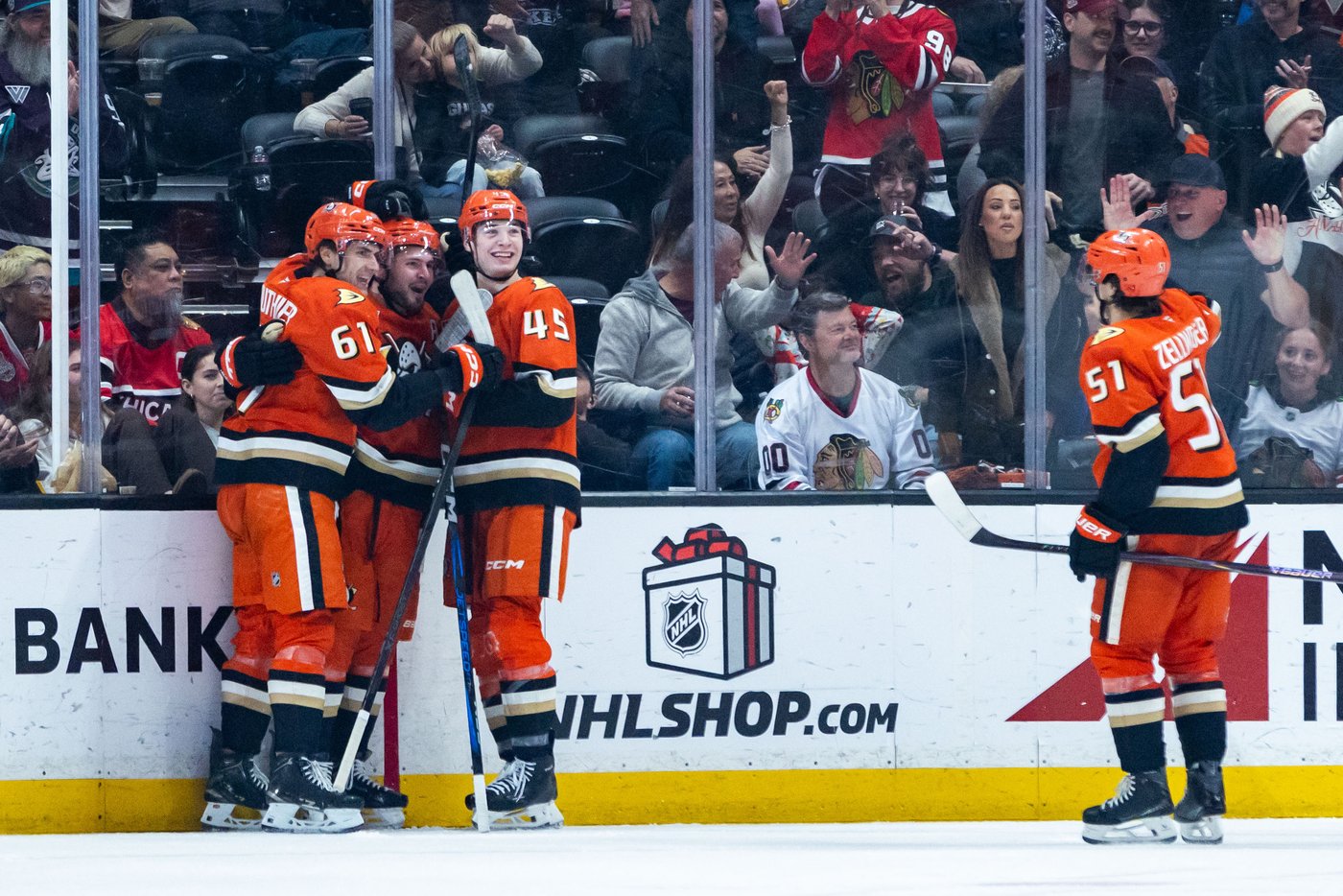 Leo Carlsson, rookie Beckett Sennecke lead first-place Ducks' 7-1 rout of road-weary Blackhawks | iNFOnews.ca Leo Carlsson, rookie Beckett Sennecke lead first-place Ducks' 7-1 rout of road-weary Blackhawks | iNFOnews.ca