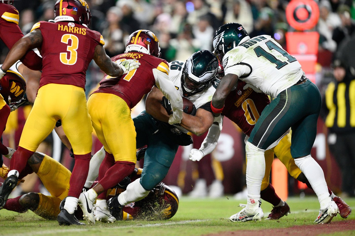 3 players are ejected after a brawl late in the Eagles' game against the Commanders | iNFOnews.ca