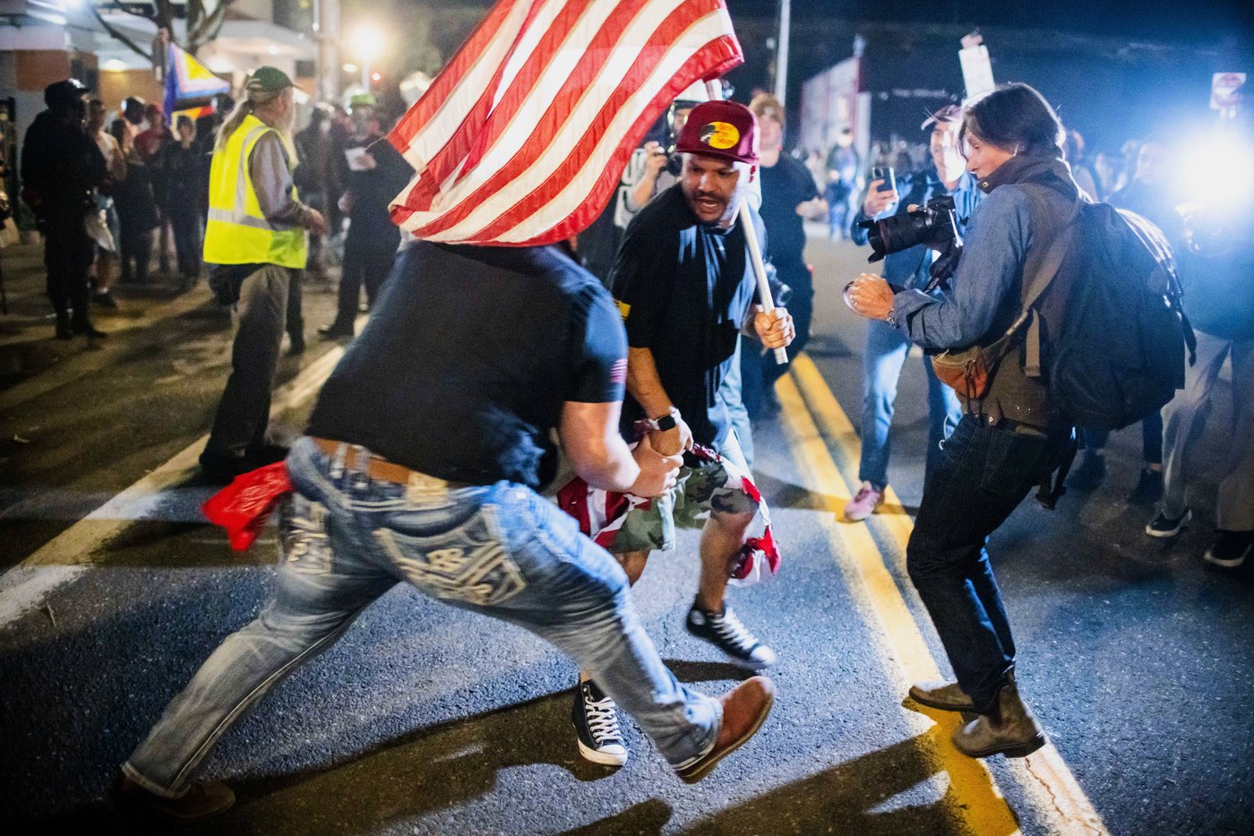 Photos of the mixed reactions to Trump's bid to deploy troops to more US cities | iNFOnews.ca