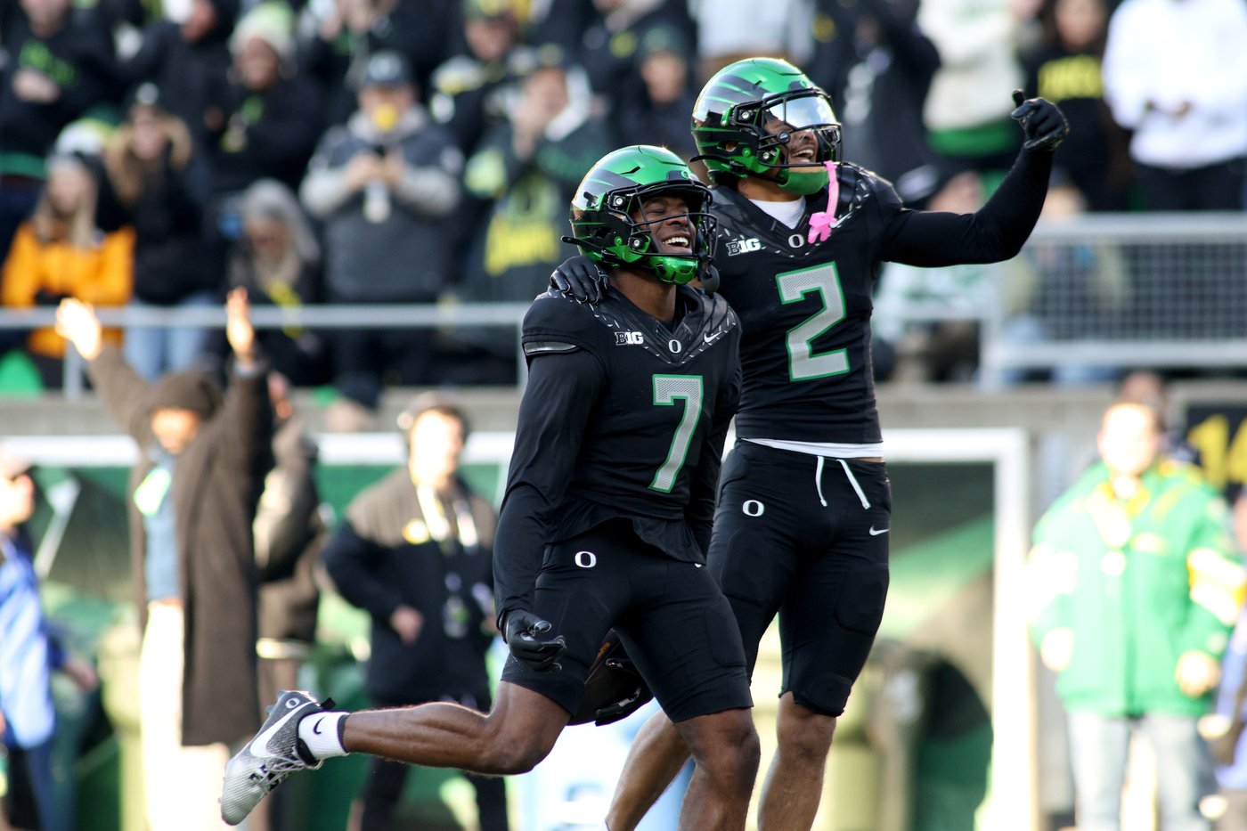 Moore throws 2 TD passes and No. 6 Oregon derails No. 16 USC's CFP hopes with a 42-27 win | iNFOnews.ca Moore throws 2 TD passes and No. 6 Oregon derails No. 16 USC's CFP hopes with a 42-27 win | iNFOnews.ca