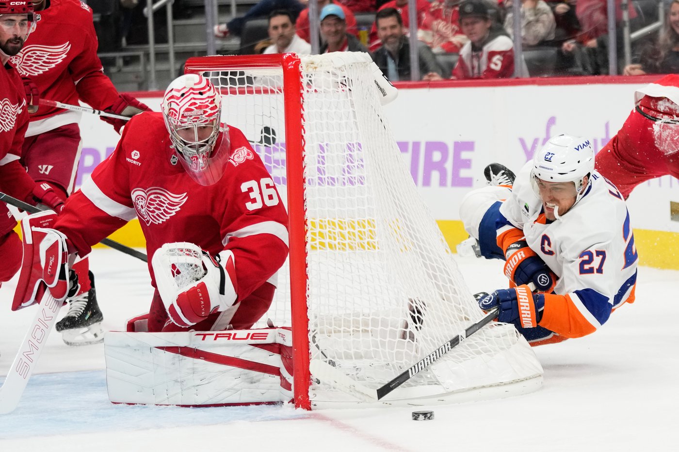 Shabanov has 2 goals and an assist, Sorokin stops 29 shots as Islanders beat Red Wings 5-0 | iNFOnews.ca