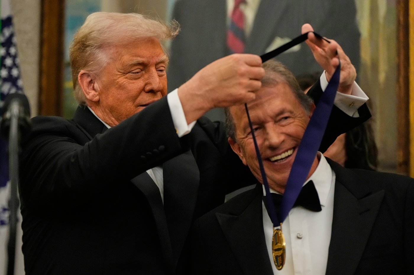 Trump awards medals to the Kennedy Center honorees in an Oval Office ceremony | iNFOnews.ca Trump awards medals to the Kennedy Center honorees in an Oval Office ceremony | iNFOnews.ca