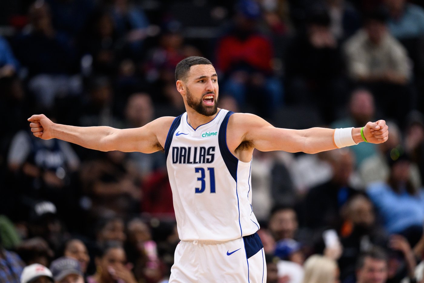 Flagg scores season-high 35 and Thompson rallies Mavericks past Clippers 114-110 | iNFOnews.ca