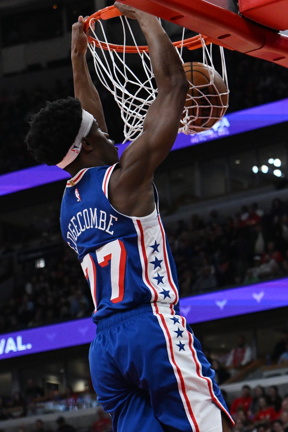 Smith ignites decisive run with thunderous dunk on Embiid as Bulls beat 76ers 109-92 | iNFOnews.ca